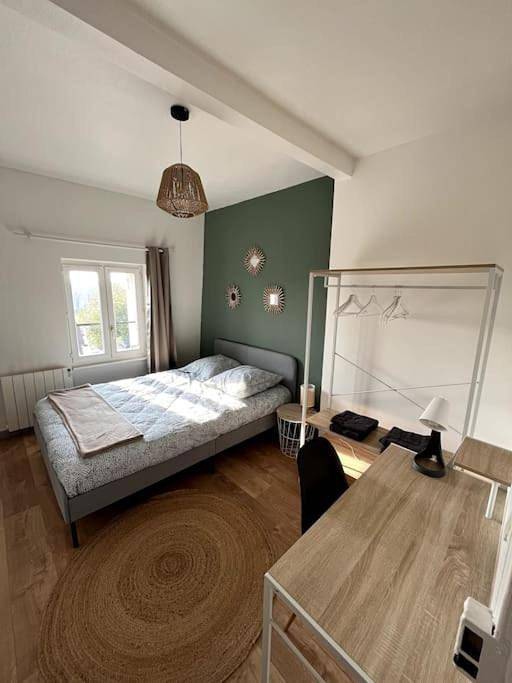 Appartement entier, Three-Bedroom Apartment in Valenciennes, Région de Valenciennes