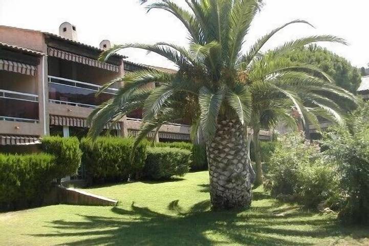 Appartement de vacances pour 6 personnes, avec jardin ainsi que terrasse et piscine