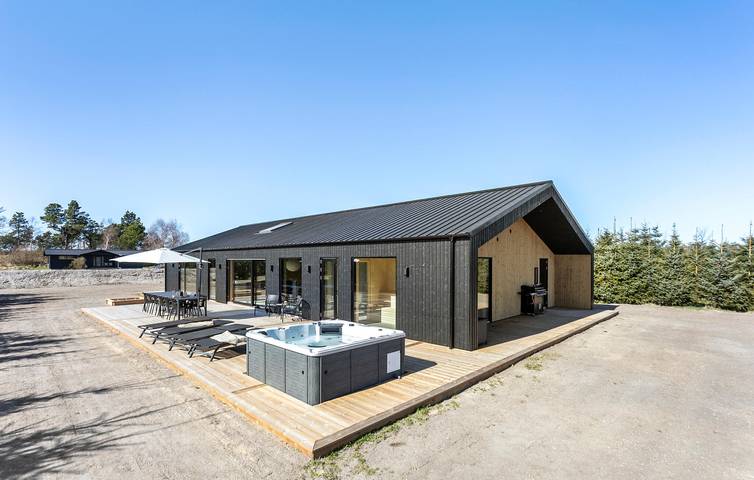 Feriehus for 12 personer, med Terrasse og Hage i tillegg til Sauna i Sæby