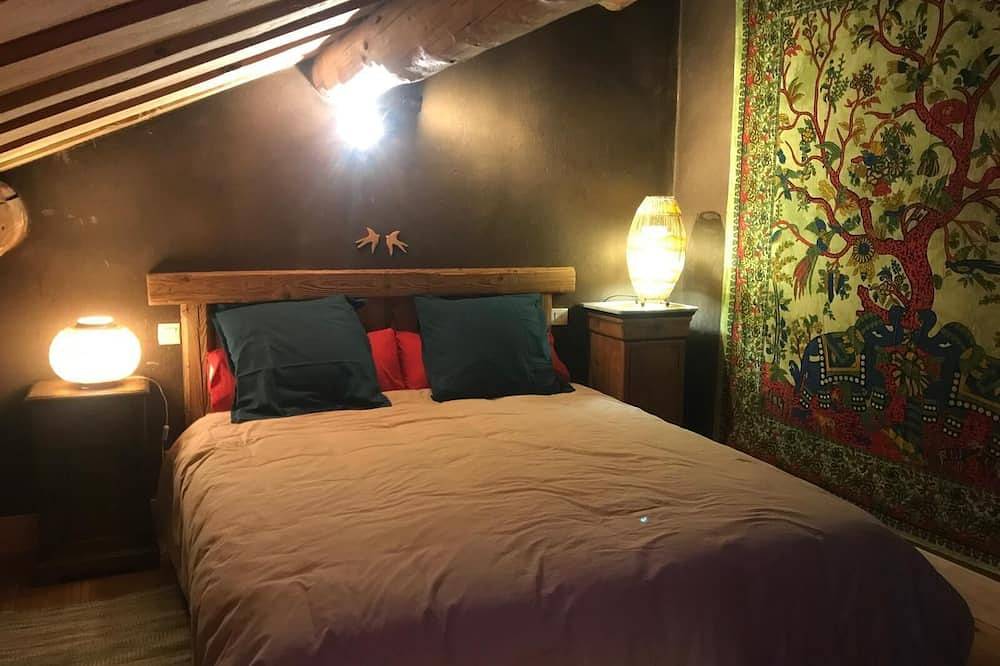Une Chambre d'hôtes au coeur du chalet Mitja, calme et bien être assurés ! in La Cabanasse, Parc naturel régional des Pyrénées catalanes