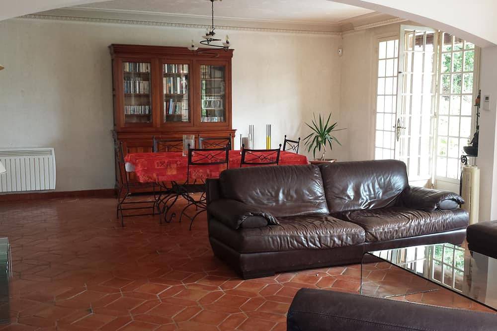 Air-Conditioned Villa With Private Pool In A Quiet Location in Roquefort-les-Pins, Cannes region