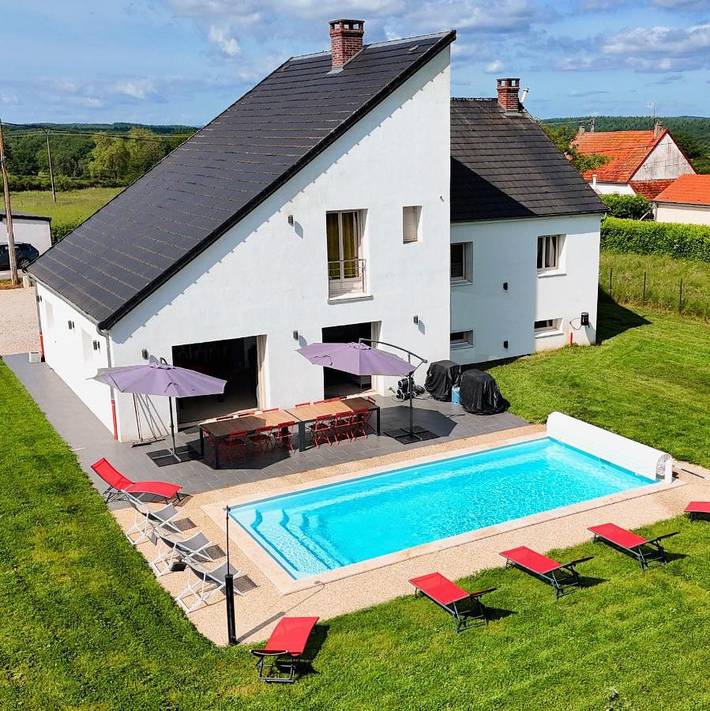 Location de vacances pour 15 personnes, avec Terrasse et Jardin ainsi que Piscine et Vue à Magnien