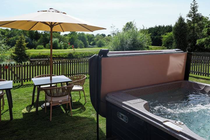 Cottage for 10 people, with Hot tub and Garden in Bedfordshire