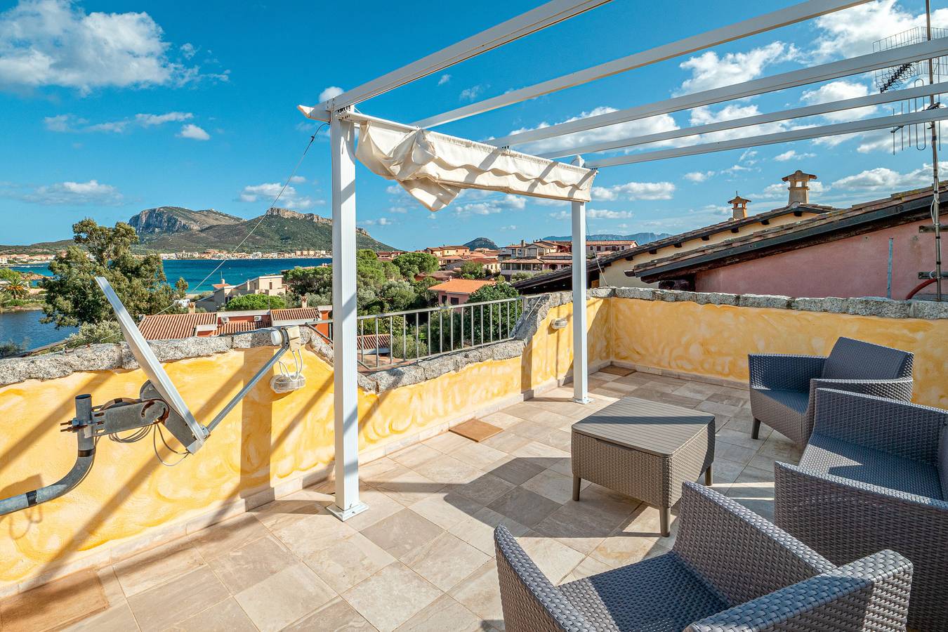 Entire apartment, Apartment 'Orizzonti Solarium' with Private Terrace in Baia Caddinas, Golfo Aranci