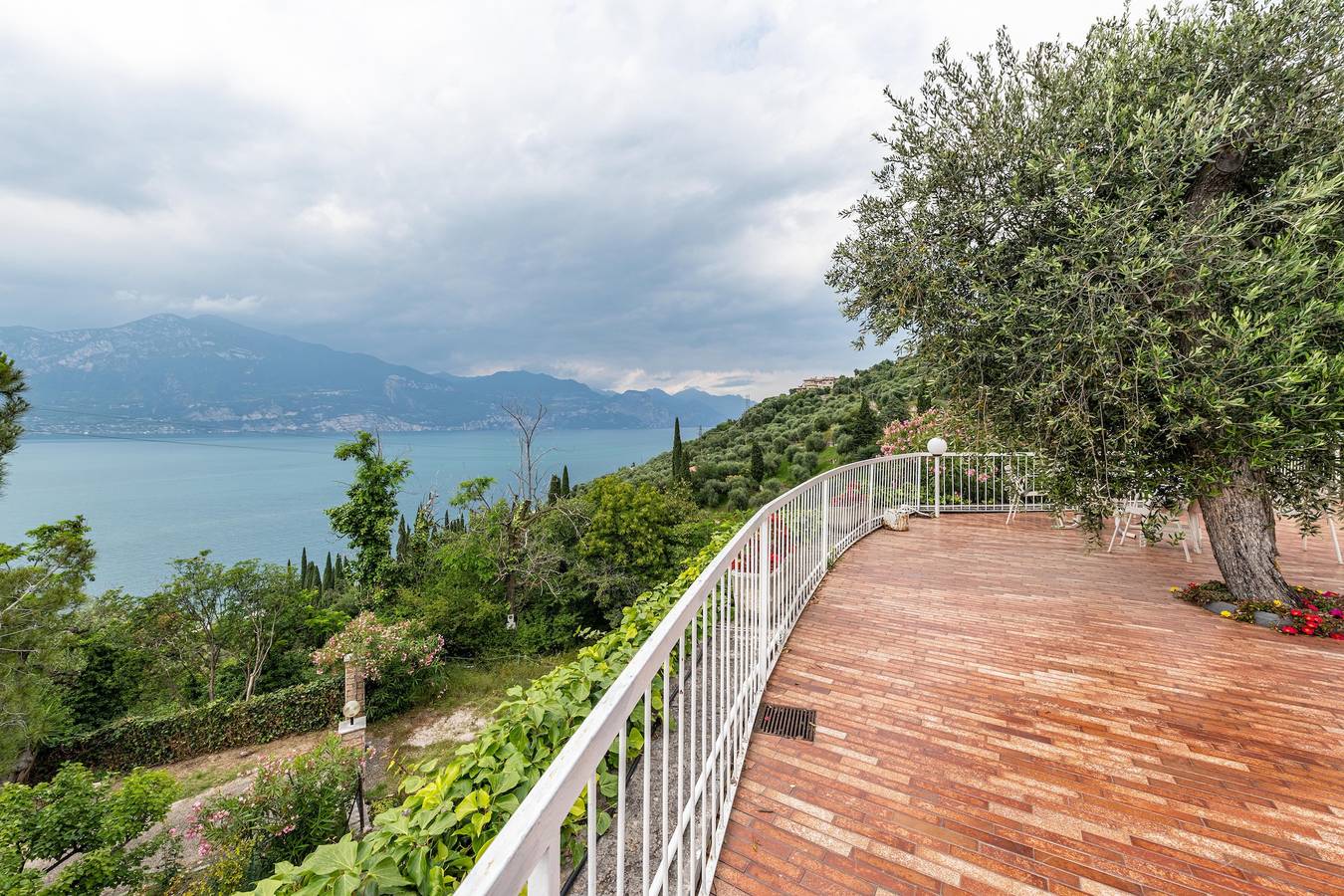 Ganze Wohnung, Ferienwohnung 'Villa Verde' mit Blick auf den See, Gemeinschaftspool und Klimaanlage in Pai (Gardasee), Gardasee-Berge
