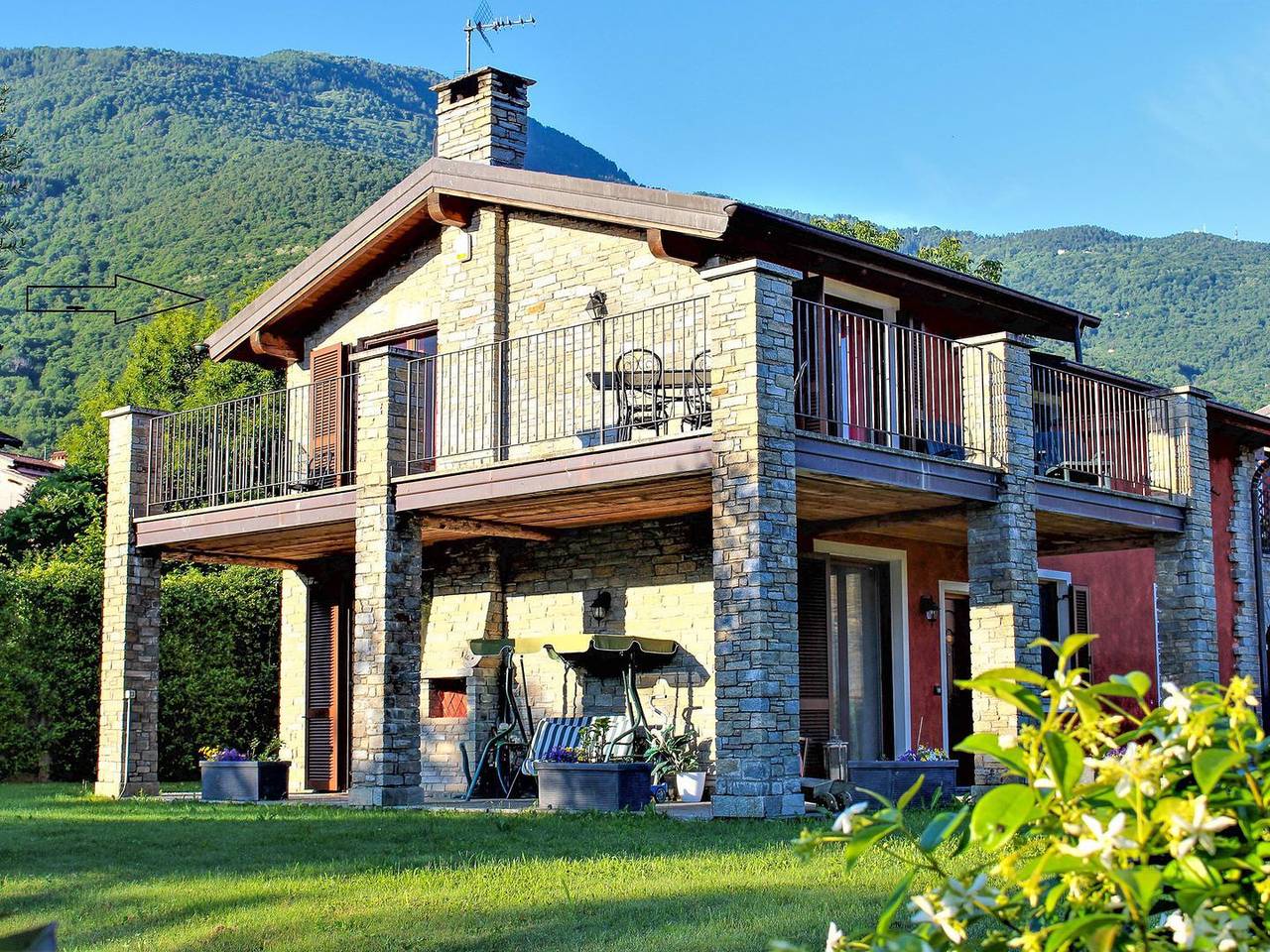 Entire apartment, Beata Rose holiday flat with pool in Colico, Alpi Orobie Occidentali