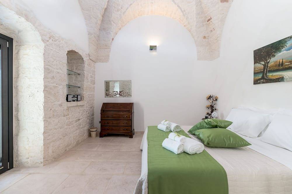 Entire apartment, Apartment in the center with breathtaking views of the Valle D'itria in Cisternino, Salento