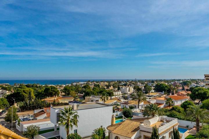 Ferienwohnung für 6 Personen, mit Balkon und Terrasse sowie Pool und Ausblick in La Zenia