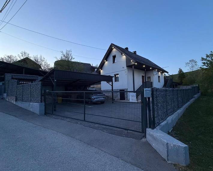 Gîte pour 5 personnes, avec vue sur le lac ainsi que vue et jardin dans Poljanak