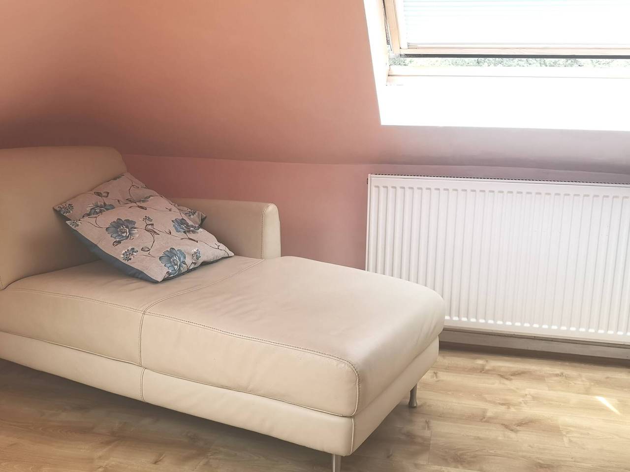 Ganze Wohnung, Nettes „Bijous“ -Db-Zimmer-Apartment auf dem Dachboden in Spelthorne, Surrey
