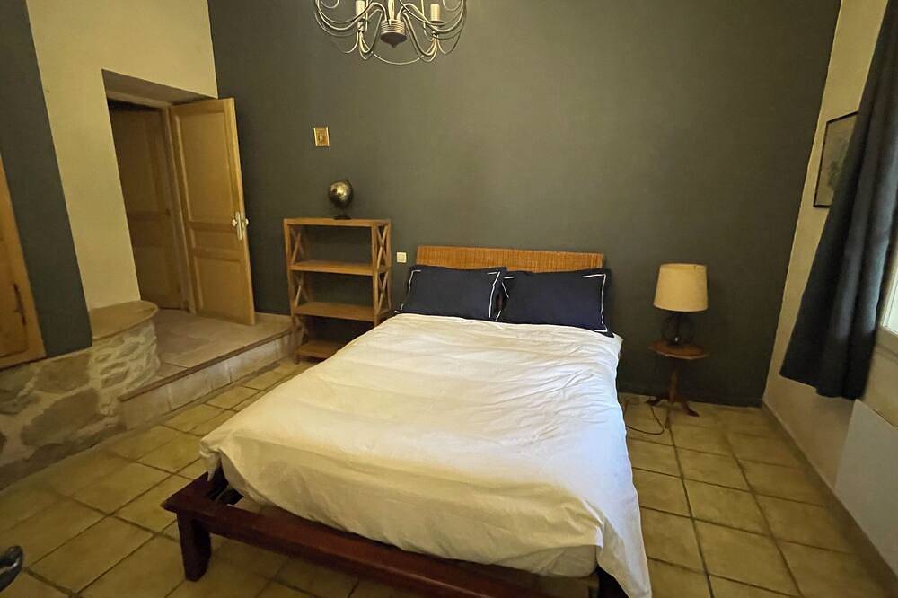 Chambre étape avec petit déjeuner dans un grand mas provençal in Caderousse, Vaucluse