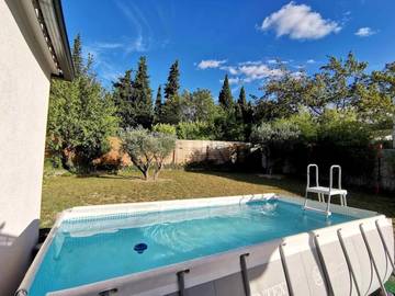 Location de vacances pour 6 personnes, avec terrasse ainsi que jardin et piscine à Saint-Jean-de-Ceyrargues