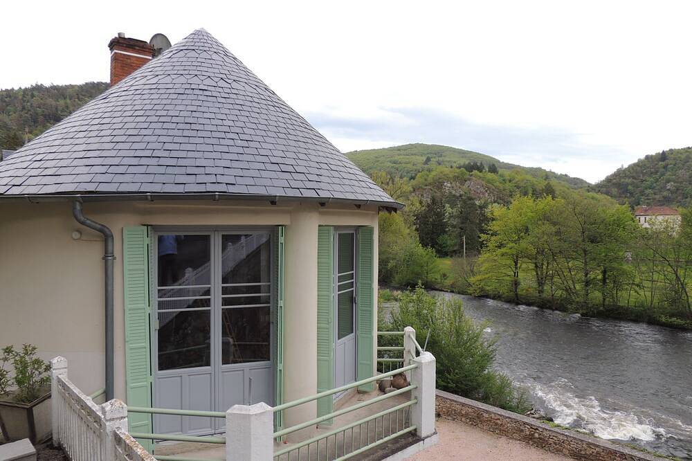 Le Moulin confortable Maison 4 per au bord de la rivière Sioule. in Châteauneuf-les-Bains, Puy-de-Dôme