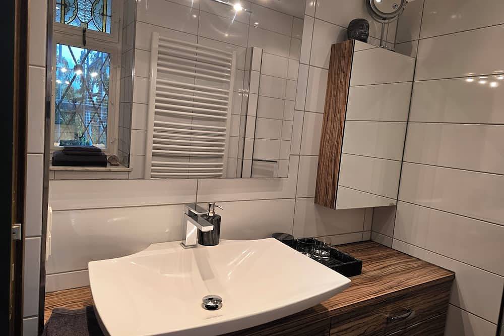 Erdgeschosswohnung in einem Sandsteinhaus (Villa) mit wunderschönen Garten. in Kottenheim, Osteifel