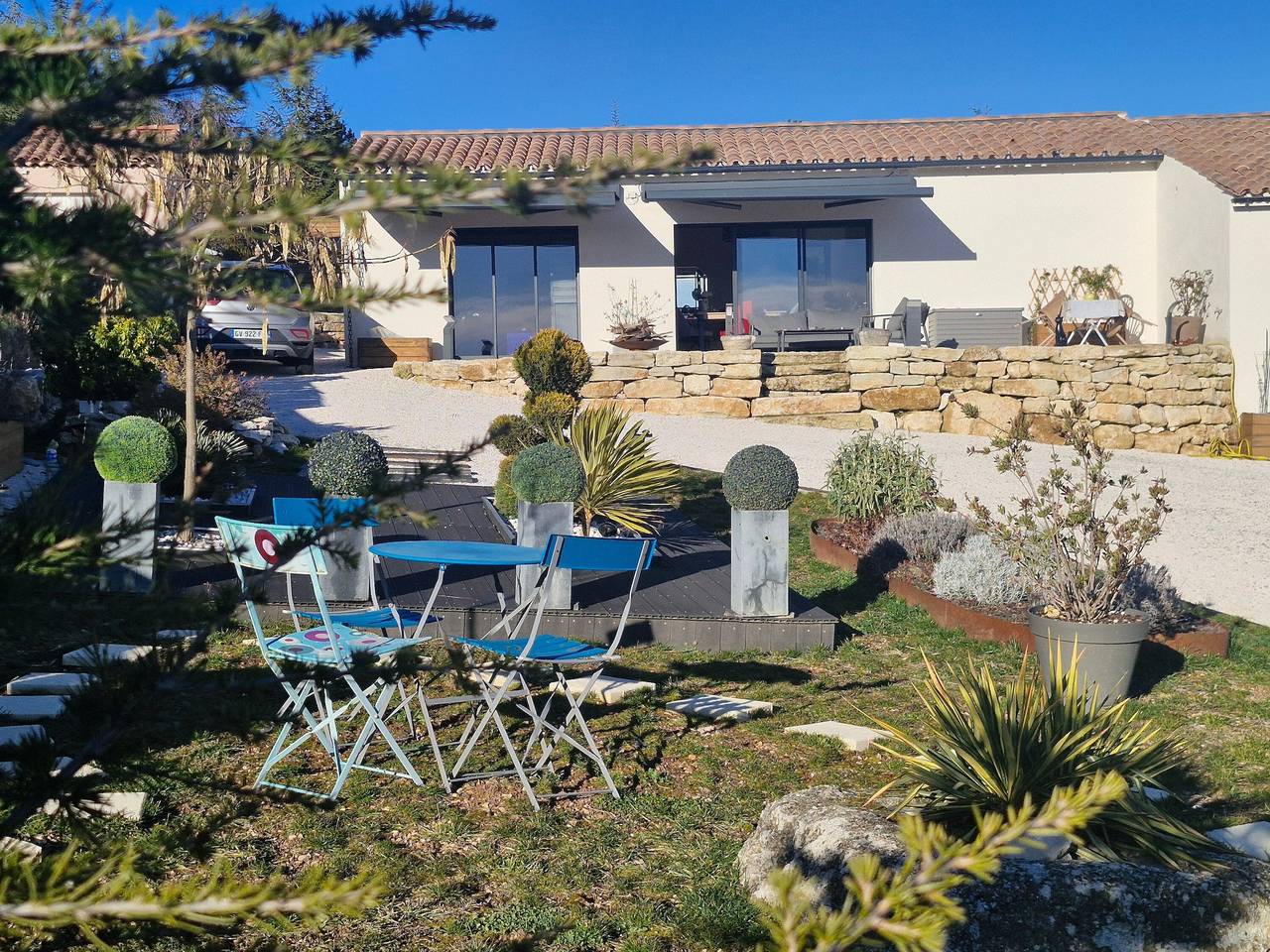 Maison d’hôtes « Le Cottage Bleu du Sud » avec vue montagne, Wi-Fi et climatisation in Saint-Étienne-les-Orgues, Région de Forcalquier