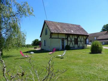 Gîte pour 7 personnes, avec jardin ainsi que piscine et terrasse à Diou