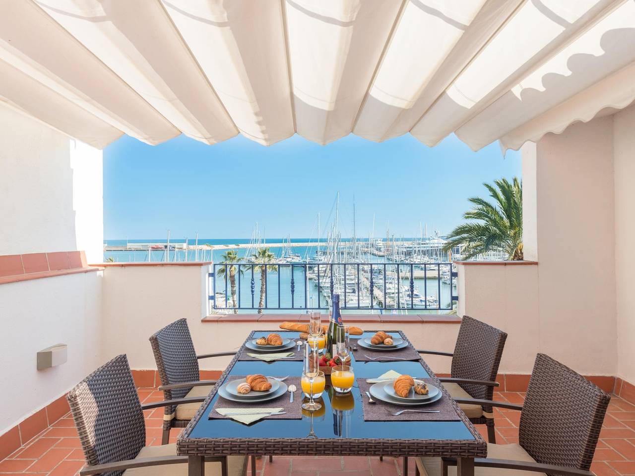 Apartamento entero, Ático Familiar Renovado Frente al Mar con Terraza y Vistas Panorámicas en Vilanova i la Geltrú in Villanueva y Geltrú, Garraf
