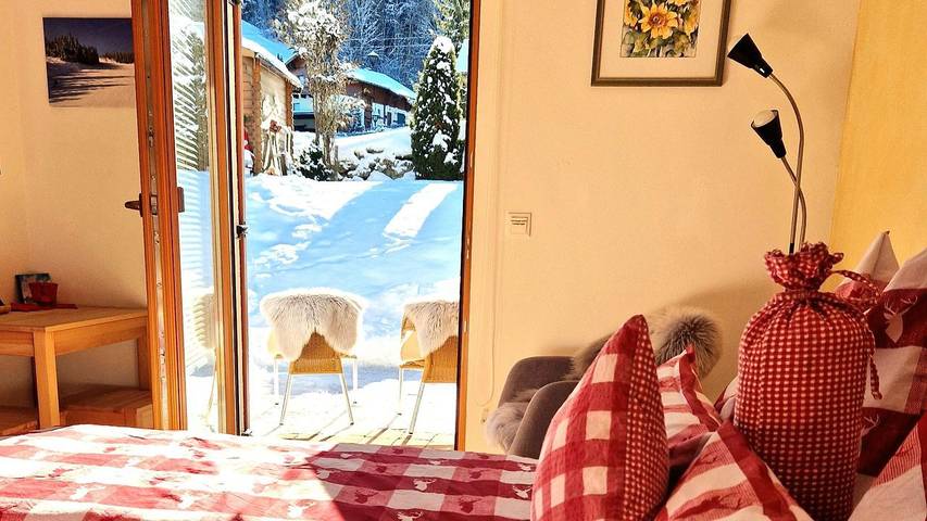 Ferienwohnung für 2 Personen, mit Terrasse und Garten sowie Ausblick in Haus