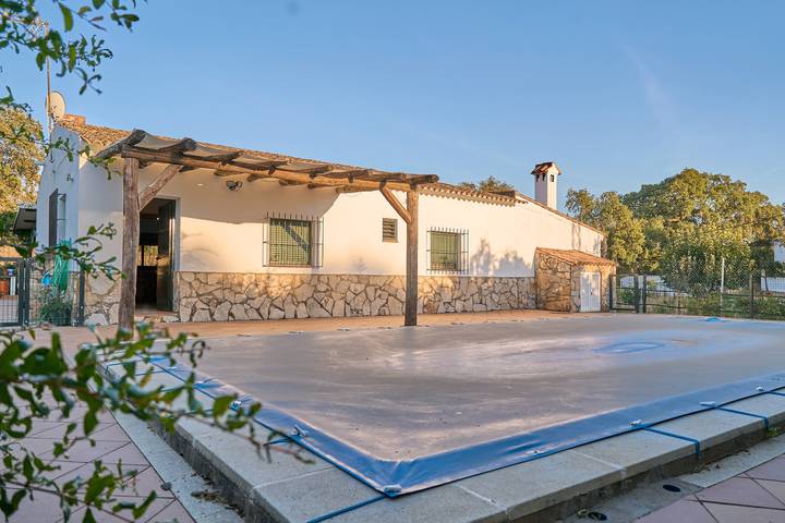 Casa rural con piscina para 7 personas, con jardín en Aracena