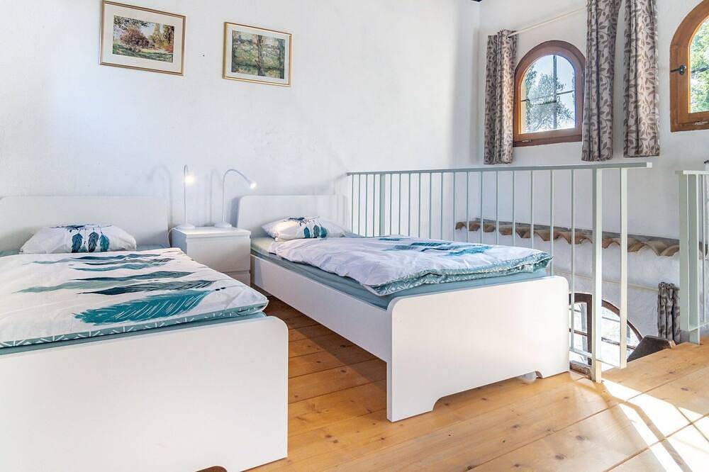 Beautiful private villa for 8 guests with private pool, Wifi, Tv, terrace, pets allowed and park... in Flassans-sur-Issole, Brignoles region