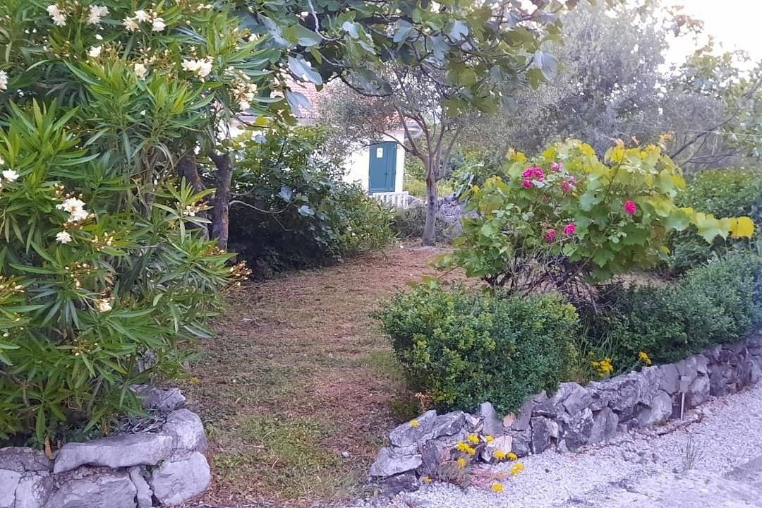 Ganze Wohnung, 2-Zimmer-Ferienwohnung mit Terrasse und Meerblick Skrbčići, Krk -a in Pinezici, Krk