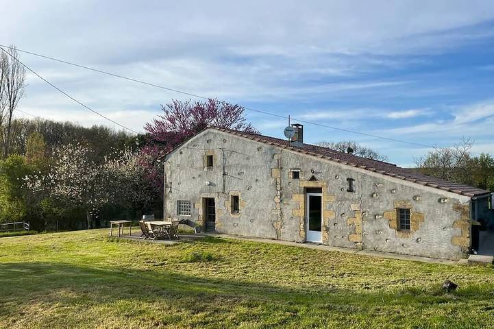 Location de vacances pour 10 personnes, avec terrasse ainsi que jardin et piscine, animaux acceptés à Mongauzy