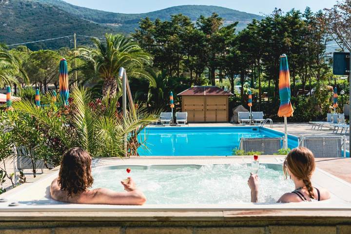Bungalow, con Idromassaggio e Terrazza nonché Giardino e Piscina per bambini a Lacona