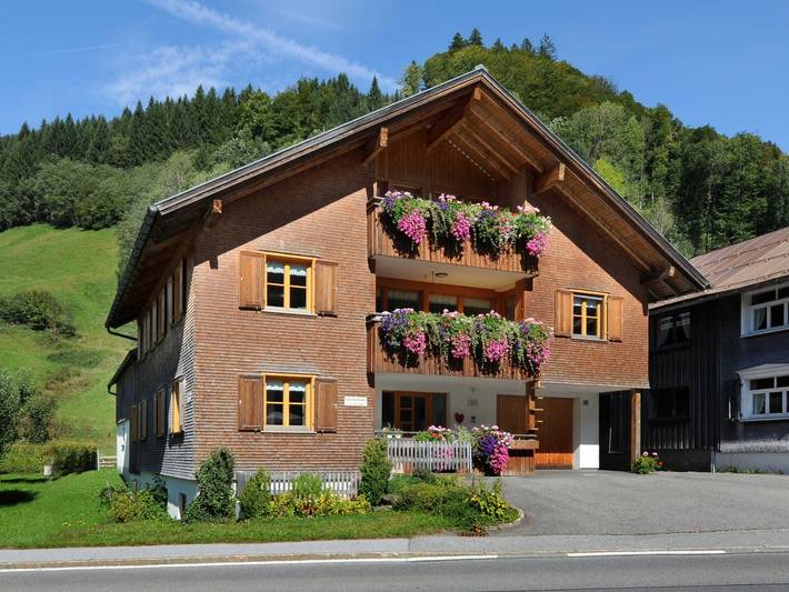 Ferienwohnung für 7 Personen, mit Balkon und Garten sowie Ausblick in Schoppernau