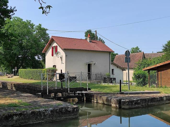 Gîte pour 4 personnes, avec terrasse et jardin à Thénioux