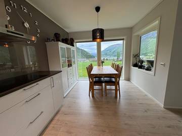 Gîte pour 6 personnes, avec terrasse et vue dans Loen