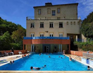 Gîte pour 2 personnes, avec sauna et jacuzzi ainsi que piscine et terrasse, animaux acceptés à Rennes-les-Bains