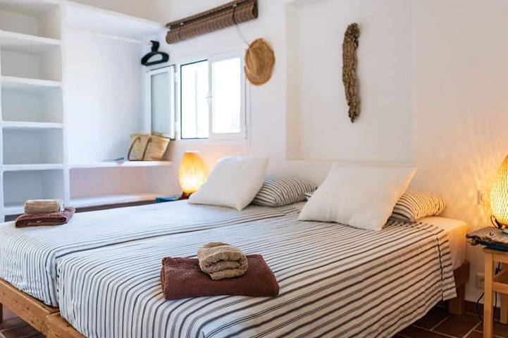Casa de buen gusto, 2 habitaciones dobles, 2 baños, amplia terraza, jardín con ducha exterior, in Es Pujols, Formentera