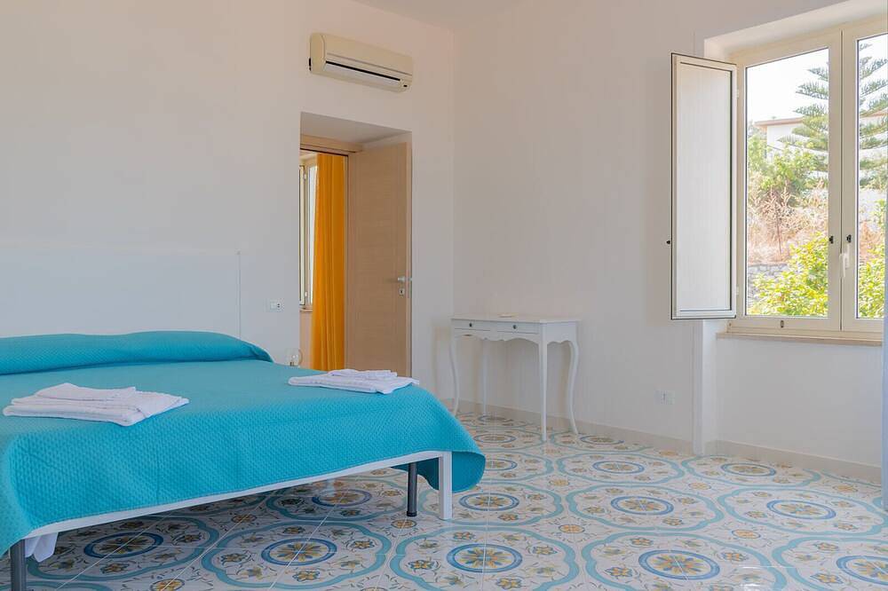 2 Bedroom Private vacation home in Montechiaro in Meta, Naples Province