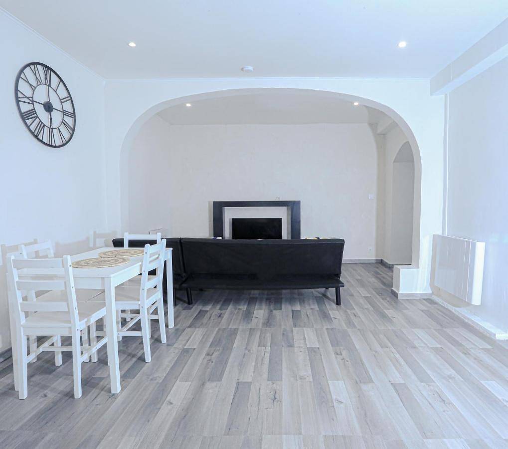 Appartement entier, Three-Bedroom Apartment in Montereau-Fault-Yonne, Seine-et-Marne