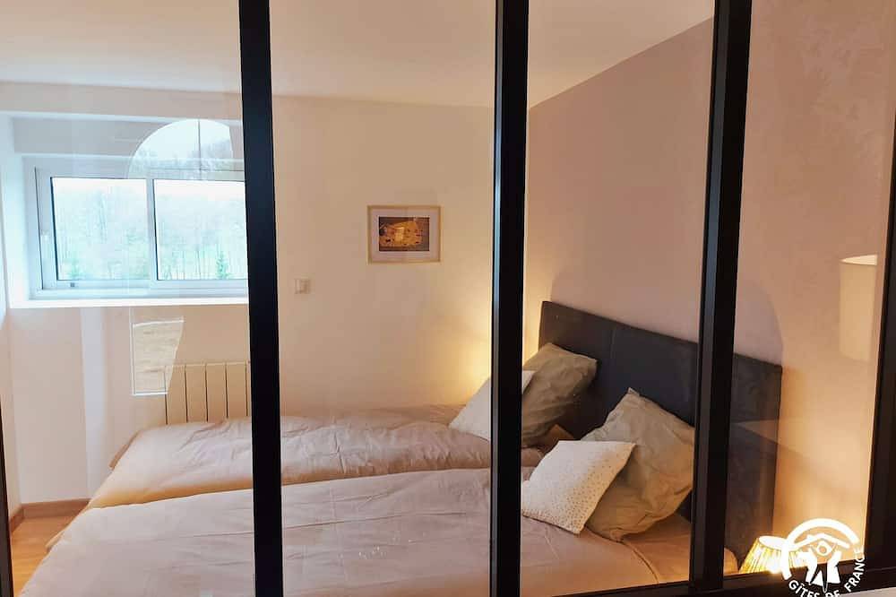 Nid Douillet avec Piscine Chauffée, Terrasse et Sentiers de Randonnée in Saint-Céneré, Mayenne