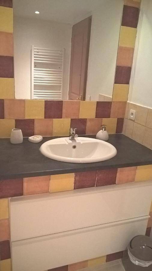Appartement entier, Two-Bedroom Apartment in Saint-Martin-de-Brômes, Alpes-de-Haute-Provence