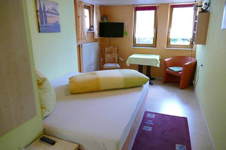Ferienhaus für 3 Personen, mit Balkon und Terrasse sowie Garten und Ausblick in Burladingen