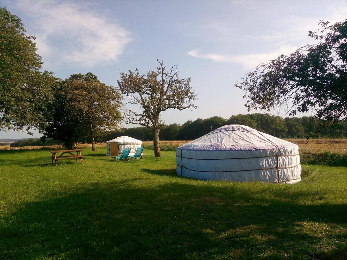 Tent in Druyes-les-Belles-Fontaines, Région d'Auxerre