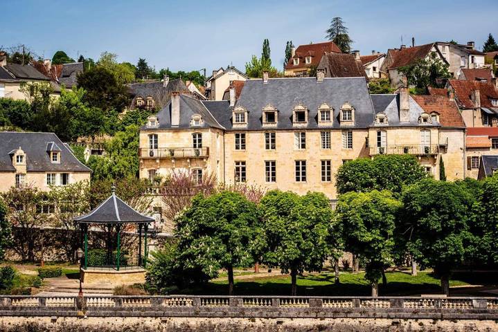 Hôtel pour 4 personnes, avec terrasse ainsi que vue et piscine, animaux acceptés