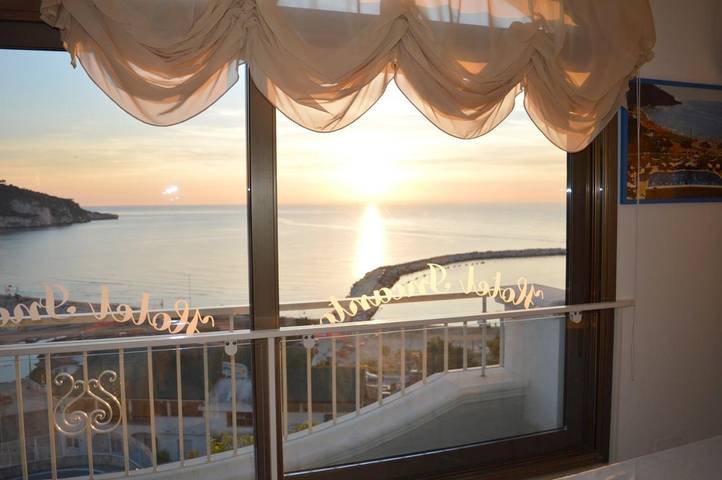 Hôtel pour 4 personnes, avec terrasse ainsi que vue et piscine à Peschici - 2