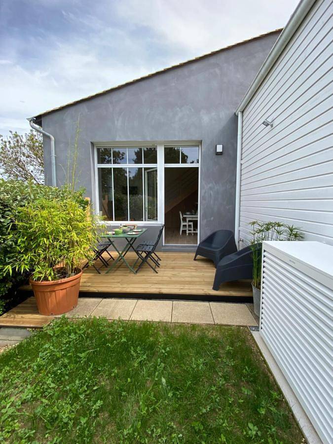 Location de vacances pour 4 personnes, avec piscine ainsi que jardin et terrasse à Lagord - 2