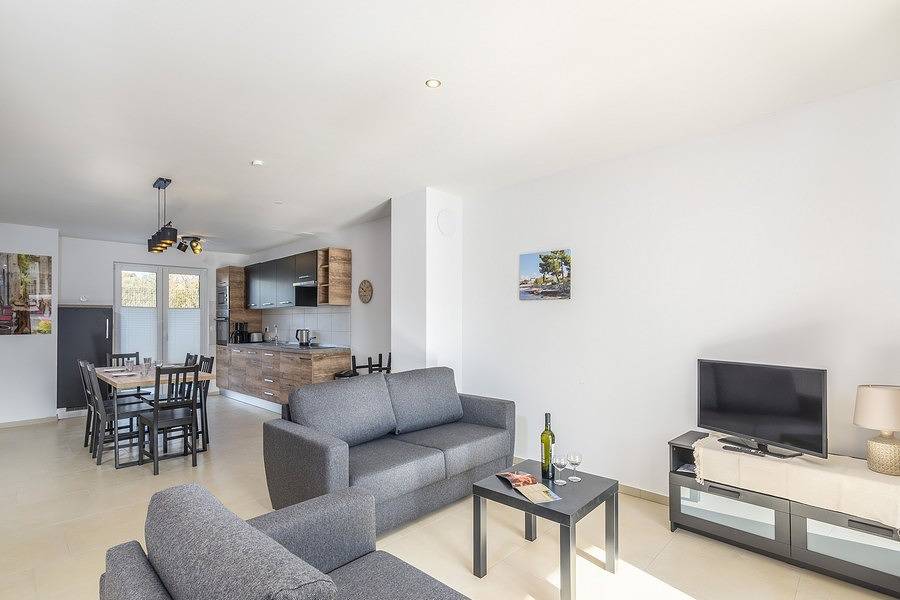 Schönes Apartment mit 3 Schlafzimmern und Gemeinschaftspool
 in Lovrecica, Umag und Umgebung