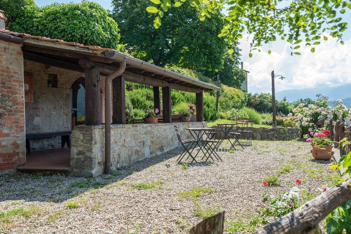 Agriturismo "Universal Harmony - Pettirosso" con vista sulle montagne e piscina in comune in Dicomano, Firenze province