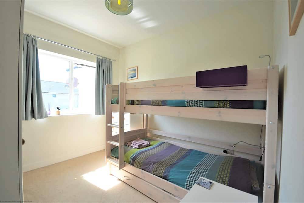 Light, modern townhouse with patio, a minute from beach; child- and pet-friendly in Goring-by-Sea, Worthing