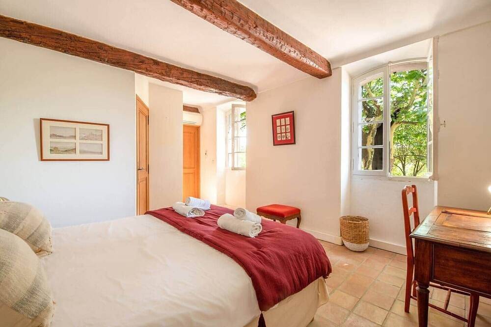 Stately property with 3 tennis & sport courts and a large pool, village 5' walk in Callas, Draguignan region