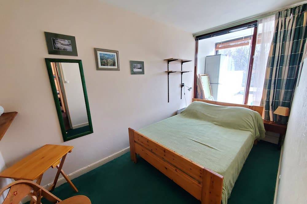 Entire apartment, Residence Au Pied Du Chateau De Murol in Murol, Volcans d'Auvergne Regional Nature Park