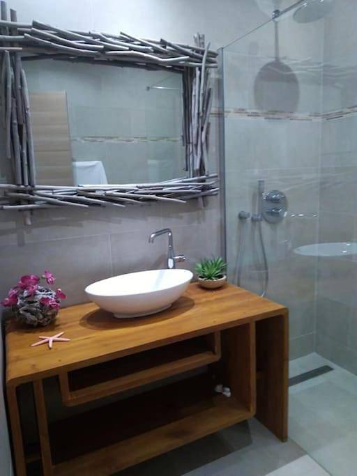 Appartement entier, One-Bedroom Apartment in Cuges-les-Pins, Région de Marseille