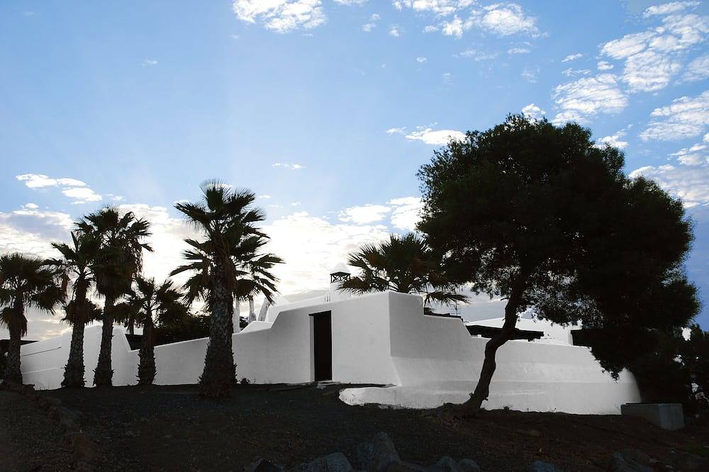 Los Helechos, Charming villa, pool with hydromassage and a large covered terrace in Playa Bastián, Teguise