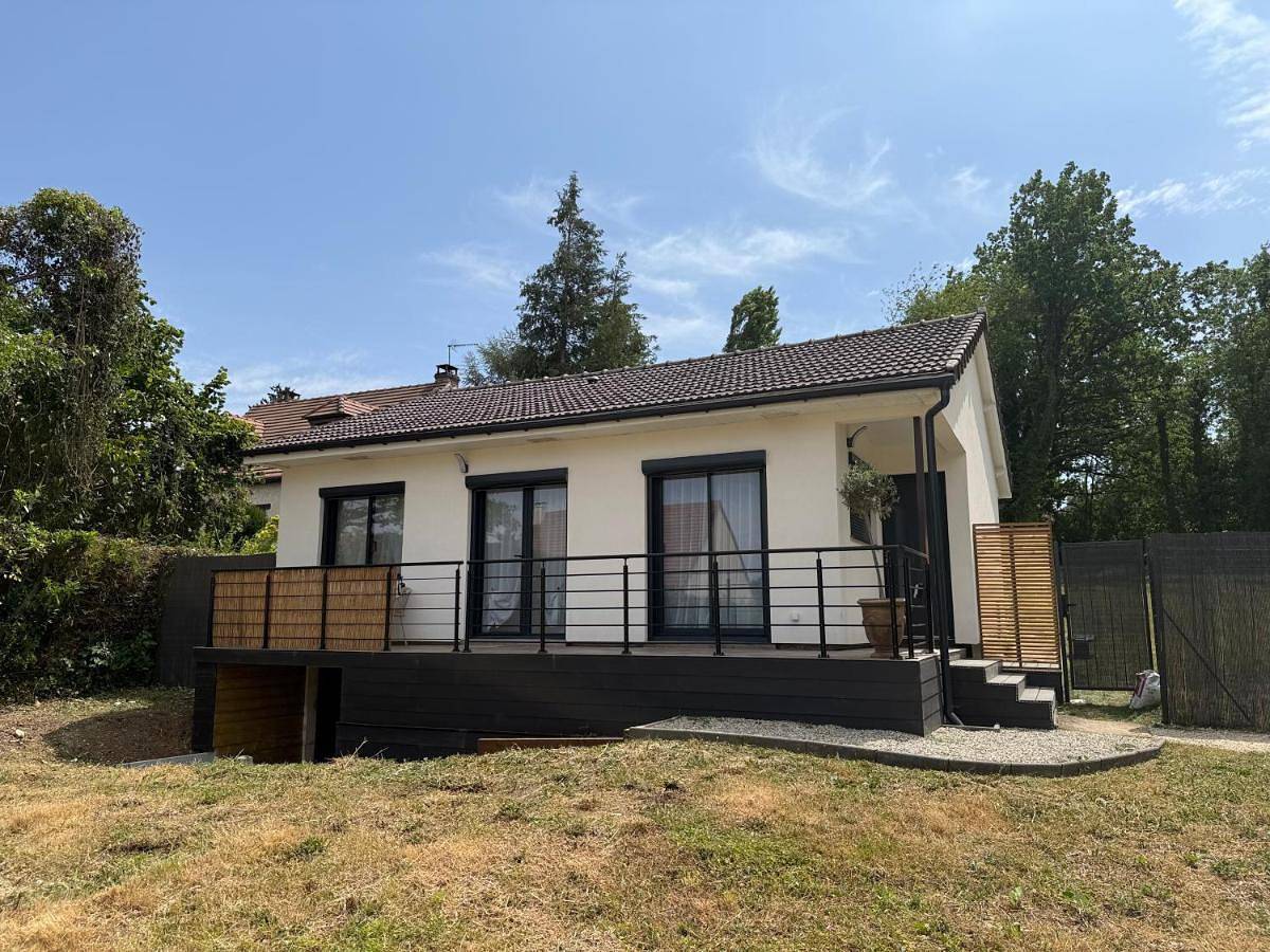 Appartement entier, Le Balcon petit extérieur Idéal familles & couples à 10 min Disneyland Paris avec lit Queen size & parking privé in Coupvray, Seine-et-Marne