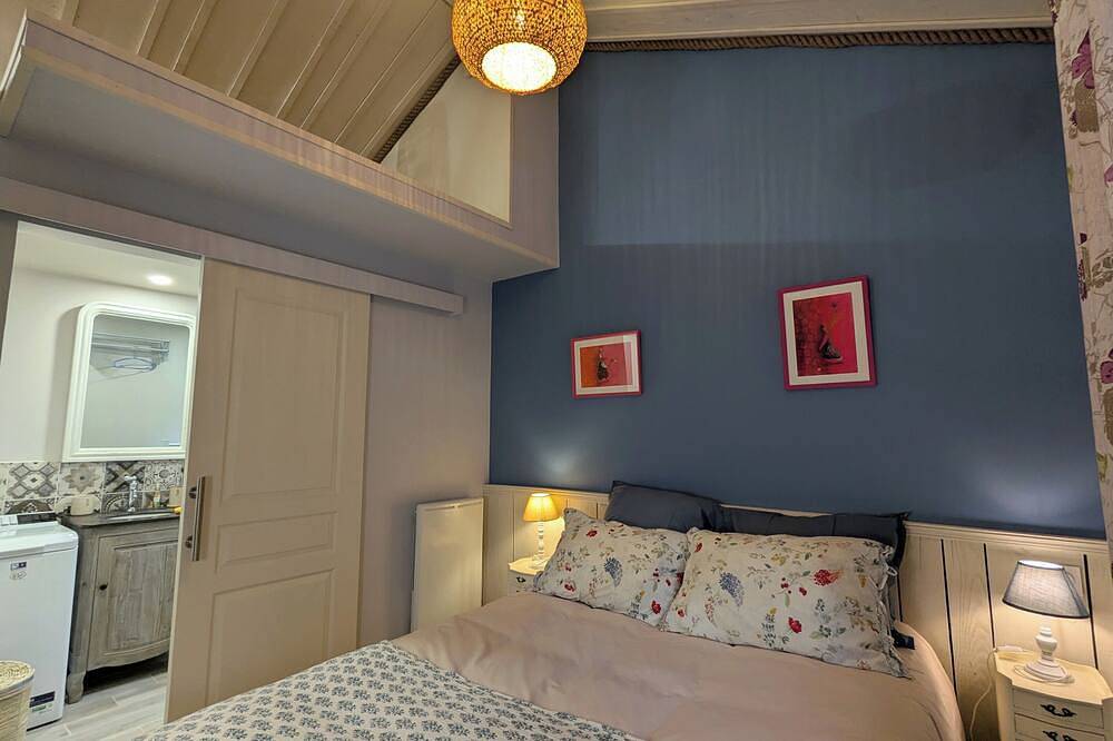 Cosy self-catering cottage, near the center of Le Chambon-sur-Lignon, on the edge of a forest in Le Chambon-sur-Lignon, Zentralmassiv